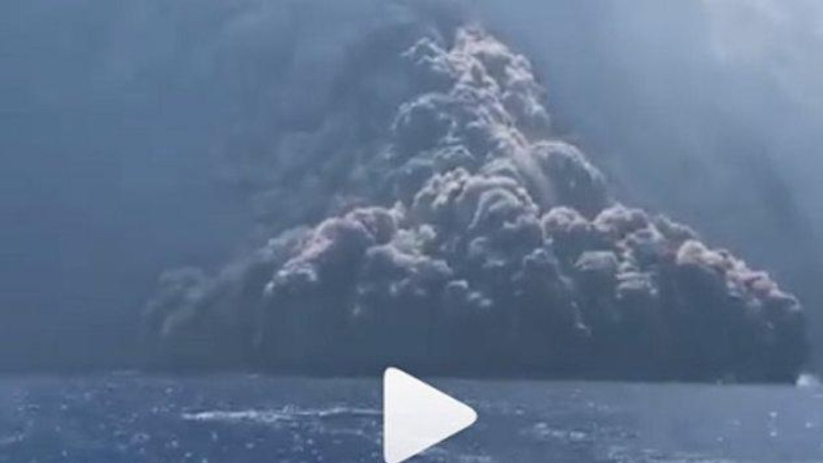 Vídeo de la erupción del Estrómboli vista desde el mar.-
