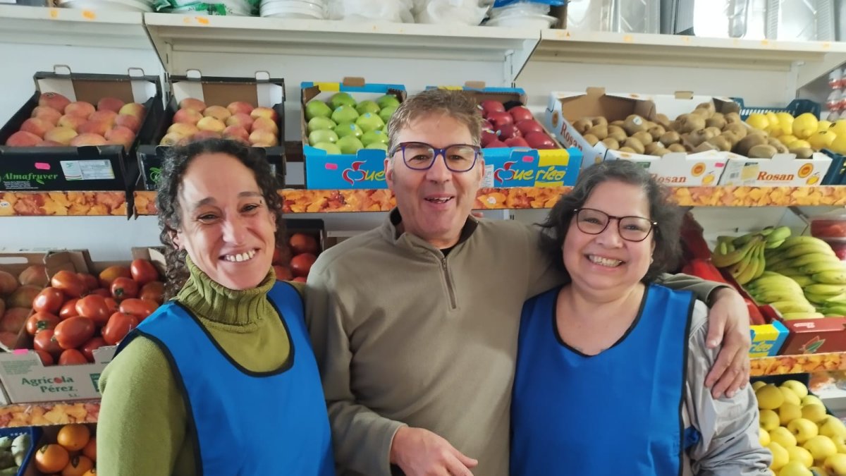 En el centro, en antiguo propietario, a su izquierda la nueva emprendedora, Velia Toral. HDS