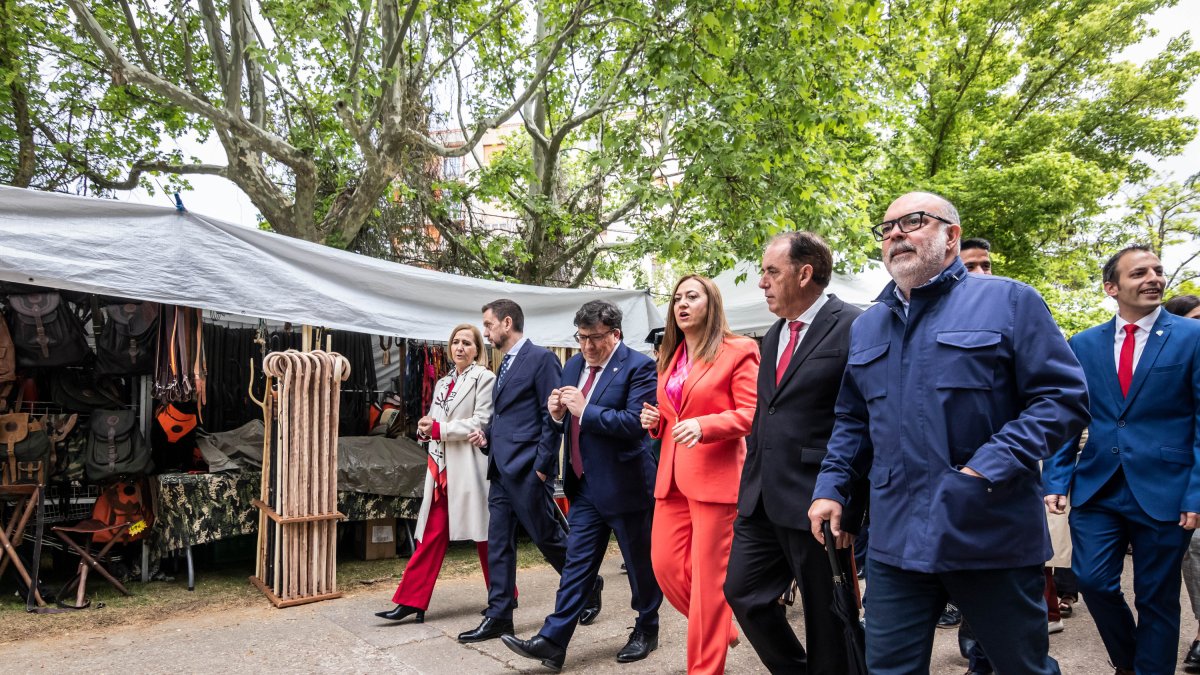 Diferentes momentos de la inauguración, ayer, de la Feria de Muestras de Almazán. GONZALO MONTESEGURO