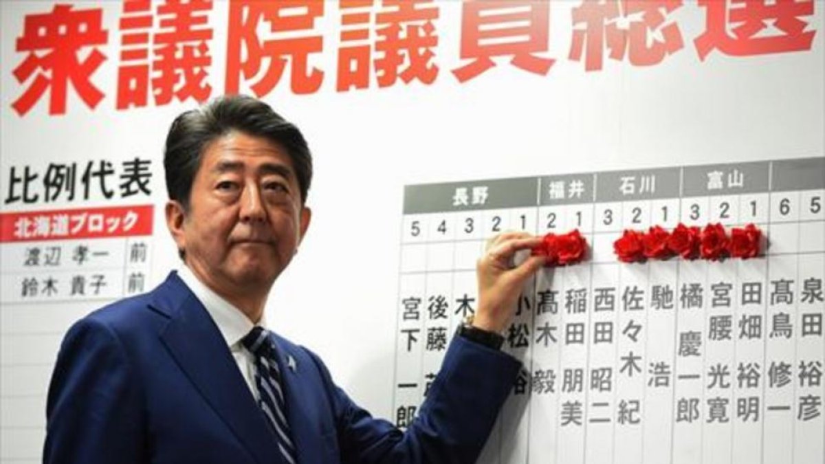 Shinzo Abe sigue los resultados de las legislativas, ayer, en la sede electoral de su partido en Tokio.-AFP