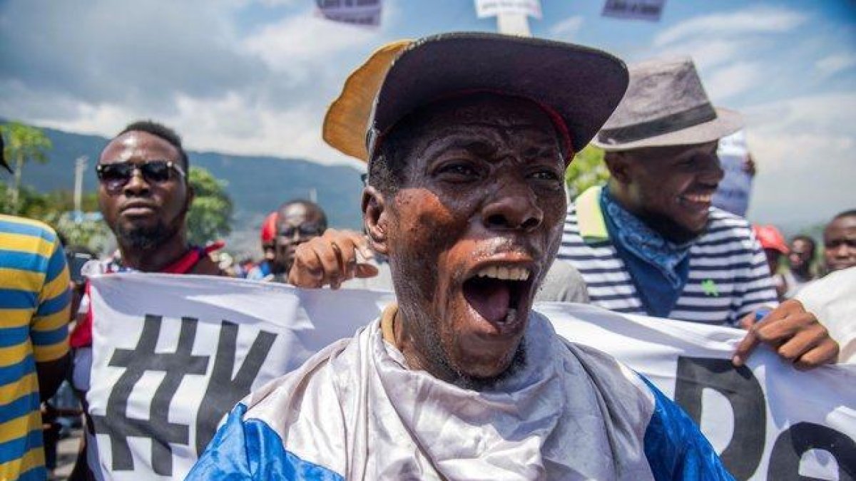 Las protestas se extendieron también a la ciudad de Los Cayos, donde los manifestantes cerraron las puertas de varias oficinas gubernamentales-EFE
