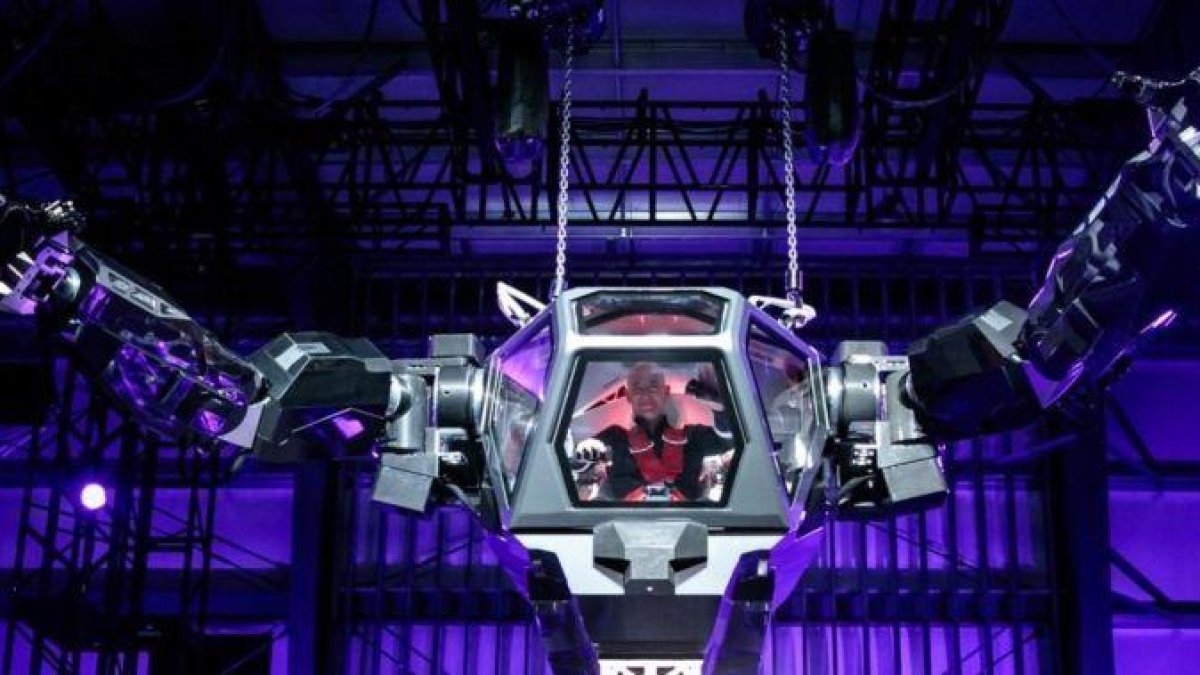 Jeff Bezos, a los mandos del robot Method-2, parecido a Mazinger Z.-TWITTER