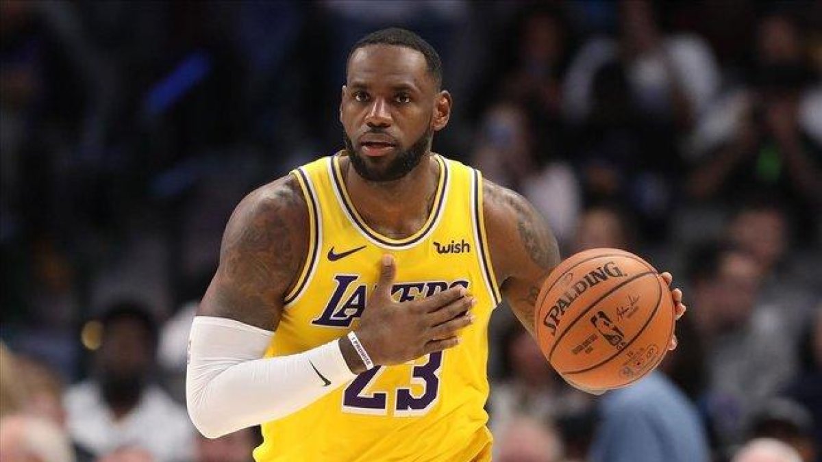 Lebron James conduce el balón en uno de los partidos de esta nueva temporada.-RONALD MARTINEZ (AFP)