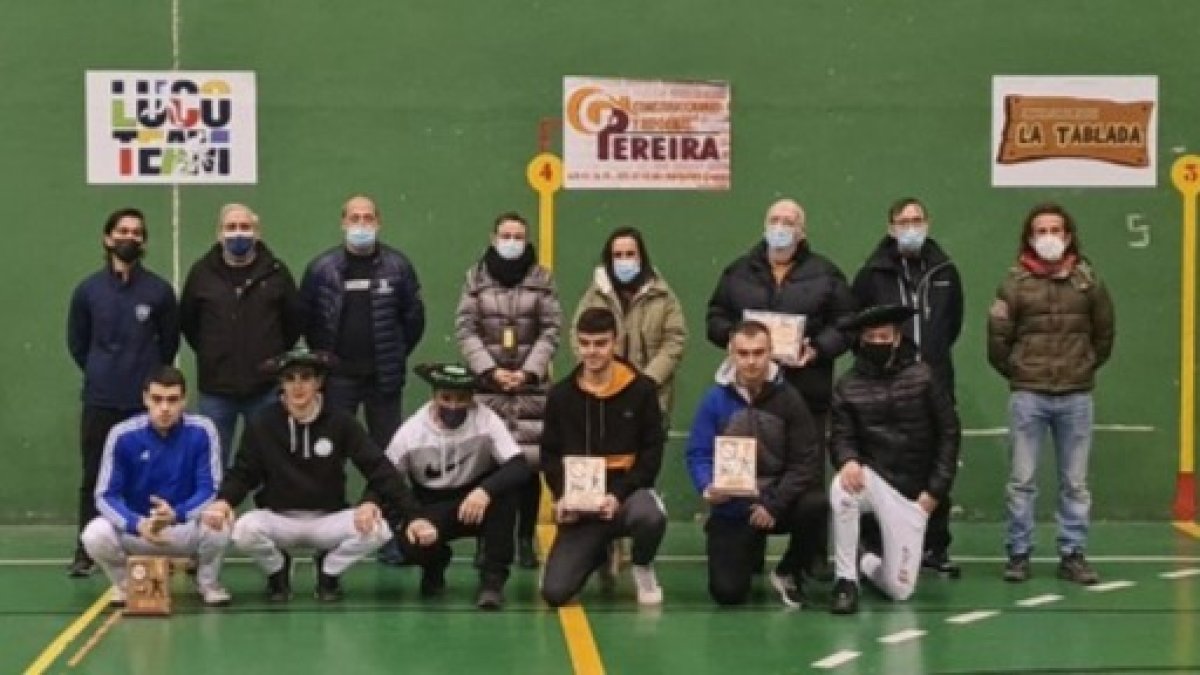 Los ganadores de los partidos celebrados ayer con el pelotari homenajeado Francisco Fernández Yagüe. CP URBIÓN