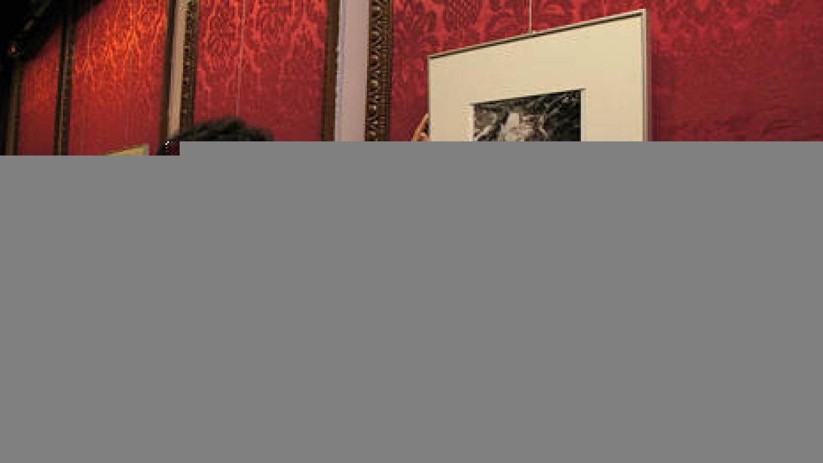 Javier Hergueta ante su exposición fotográfica en el Casino. / ÁLVARO MARTÍNEZ-