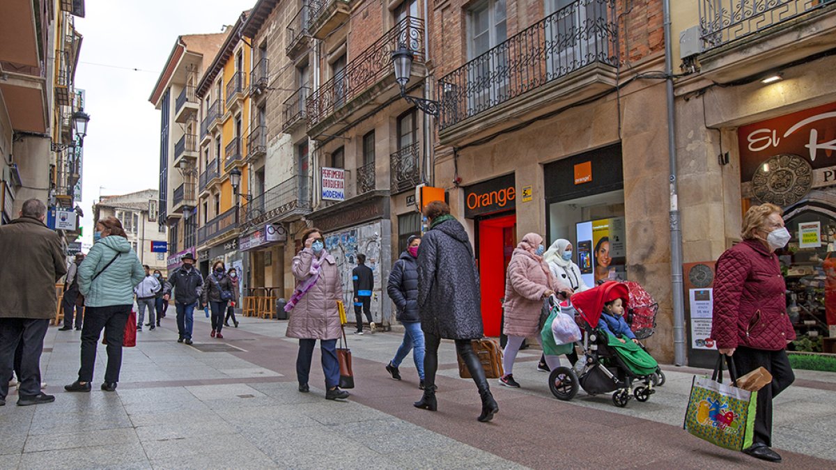 Tránsito por la calle del Collado en una imagen de archivo. MARIO TEJEDOR
