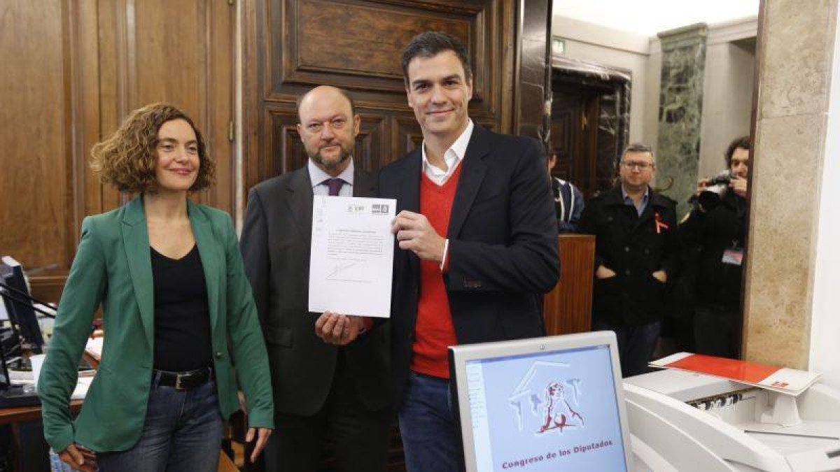 El secretario general del PSOE, Pedro Sánchez, presenta en el Registro del Congreso una propuesta para crear una subcomision que estudie la reforma de la Constitución.-Foto: AGUSTÍN CATALÁN