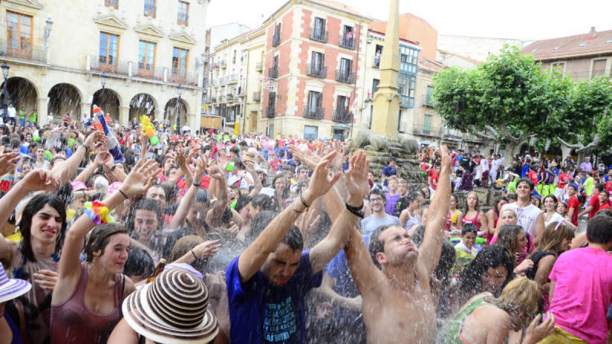 las fiestas de San Juan concluyeron con el Lunes de Bailas. / Álvaro Martínez-