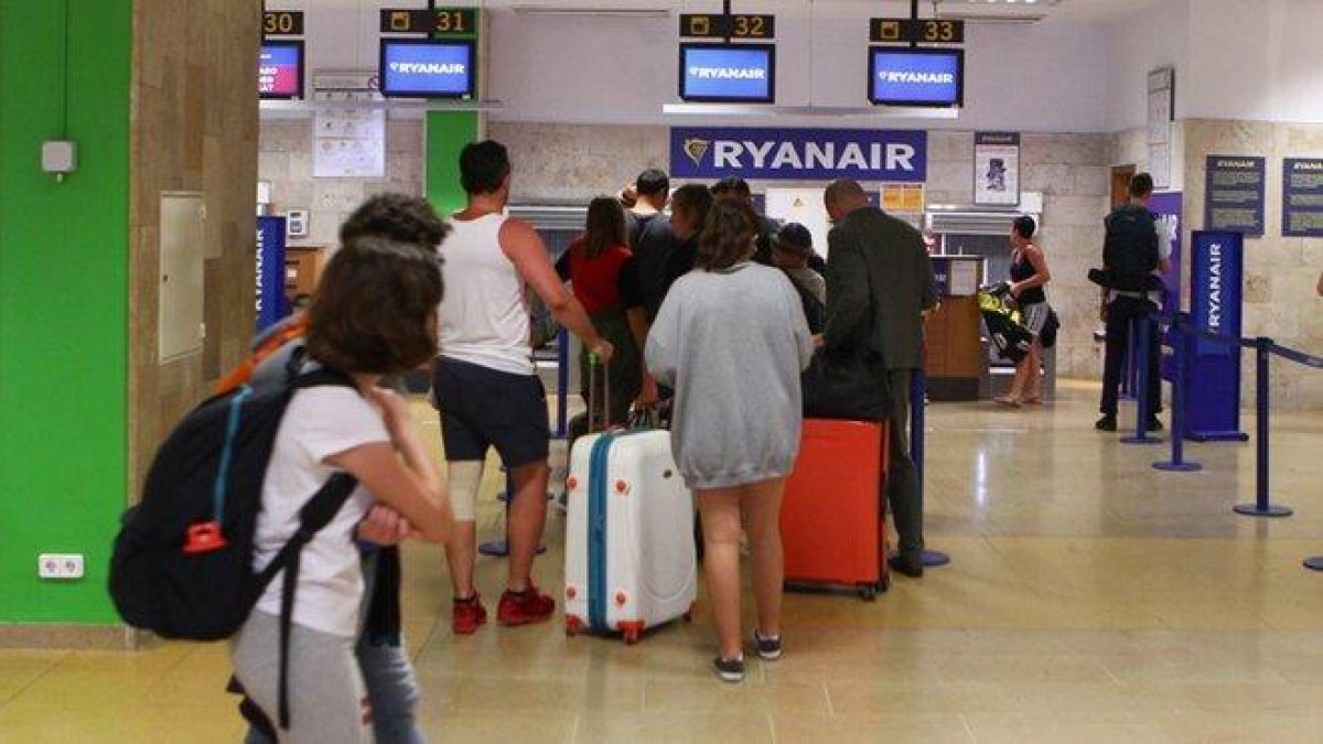 Mostradores de Ryanair en el aeropuerto de Gerona.-