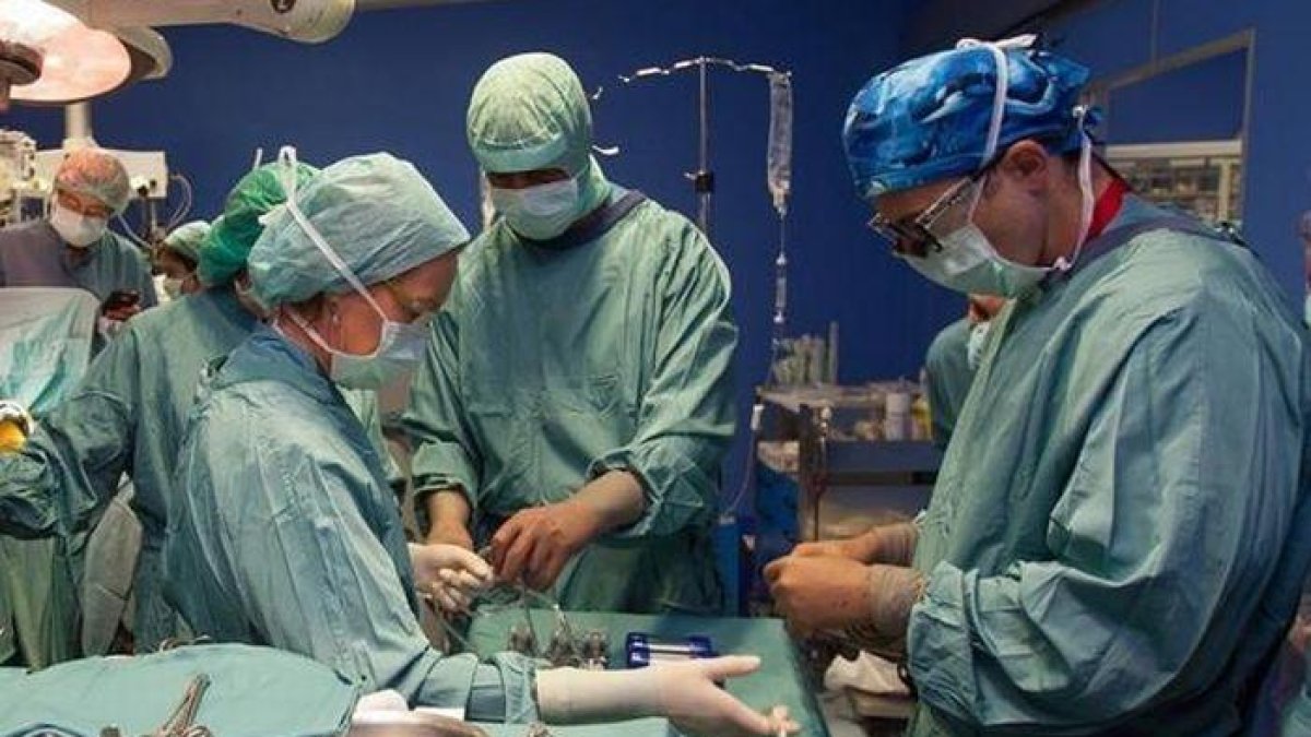 Médicos en plena operación-MANUEL CASTELLS