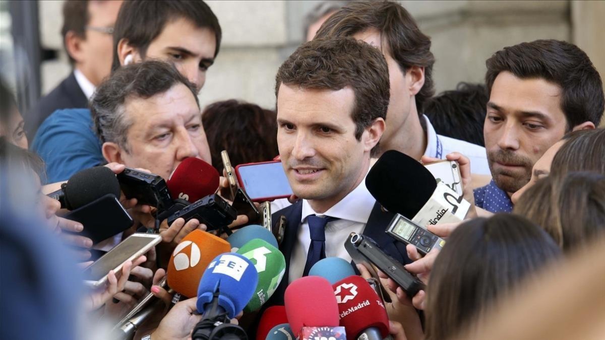 El presidente del PP, Pablo Casado, responde a los periodistas en el Congreso-DAVID CASTRO