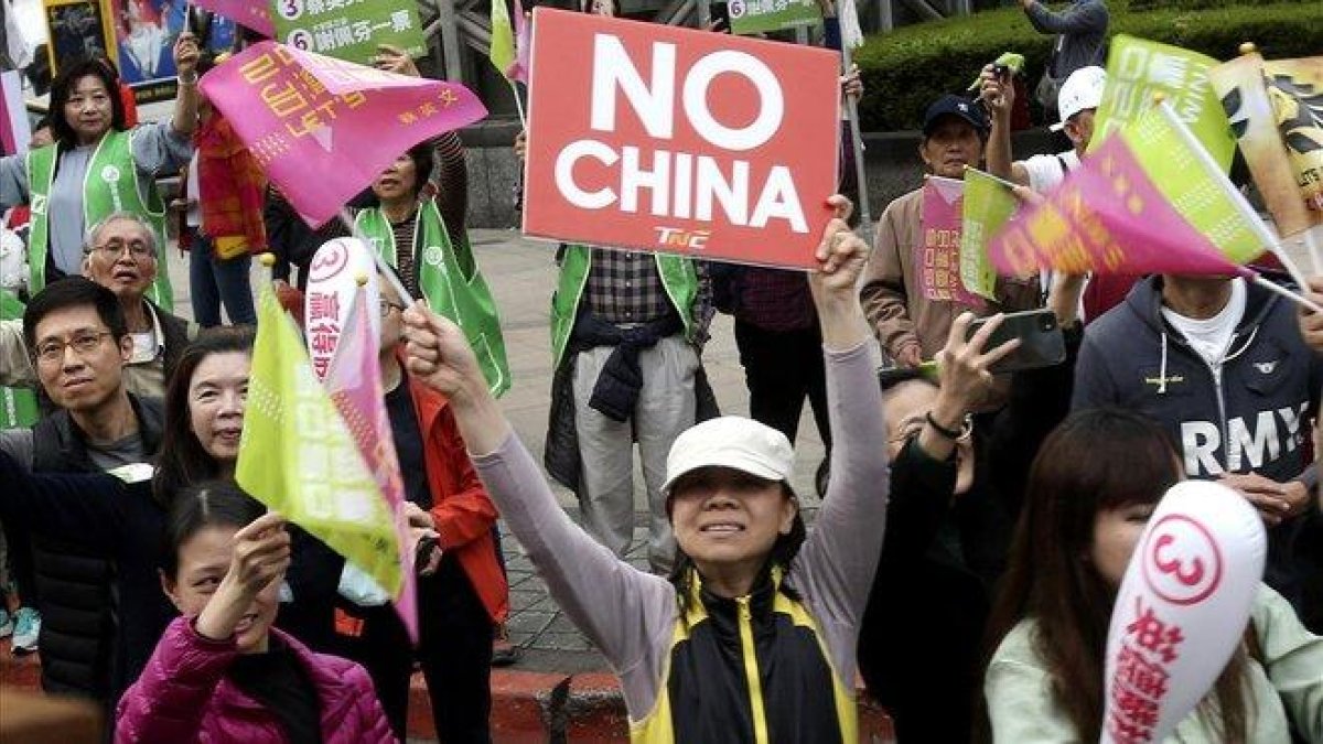 Simpatizantes del presidente de Taiwán, Tsai Ing-wen, del Partido Democrático Progresista (DPP) durante un mitin en Taipéi.-AP (CHIANG YING-YING)