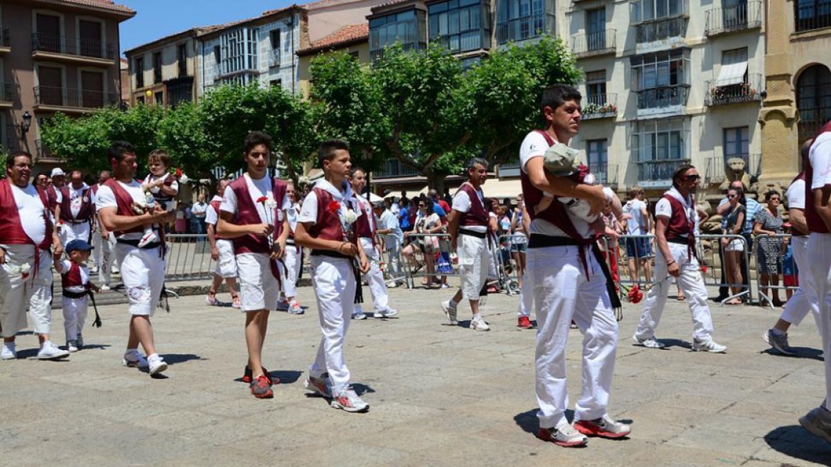 Peñistas de Los que Faltaban en la plaza Mayor.-ÁLVARO MARTÍNEZ