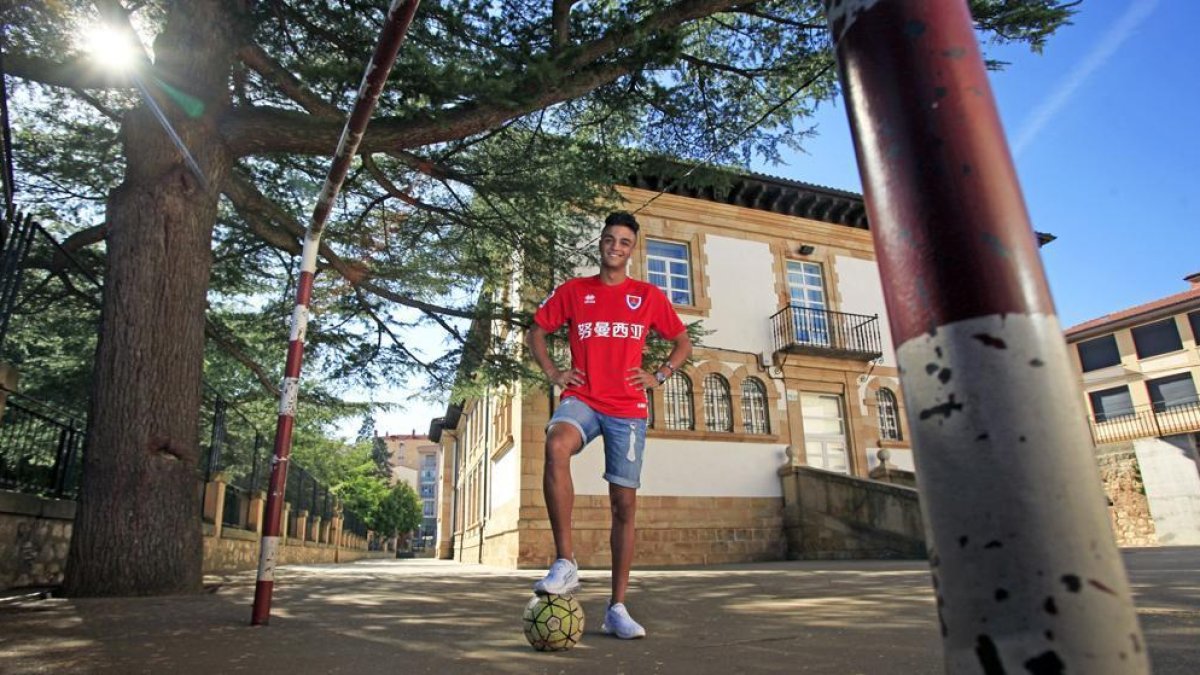 Moha en el patio de La Arboleda, donde dio sus primeras patadas al balón.-Mario Tejedor