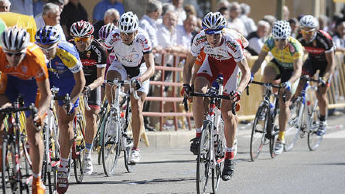 Varios ciclistas durante el Gran Premio San Saturio del año pasado. / VALENTÍN GUISANDE-