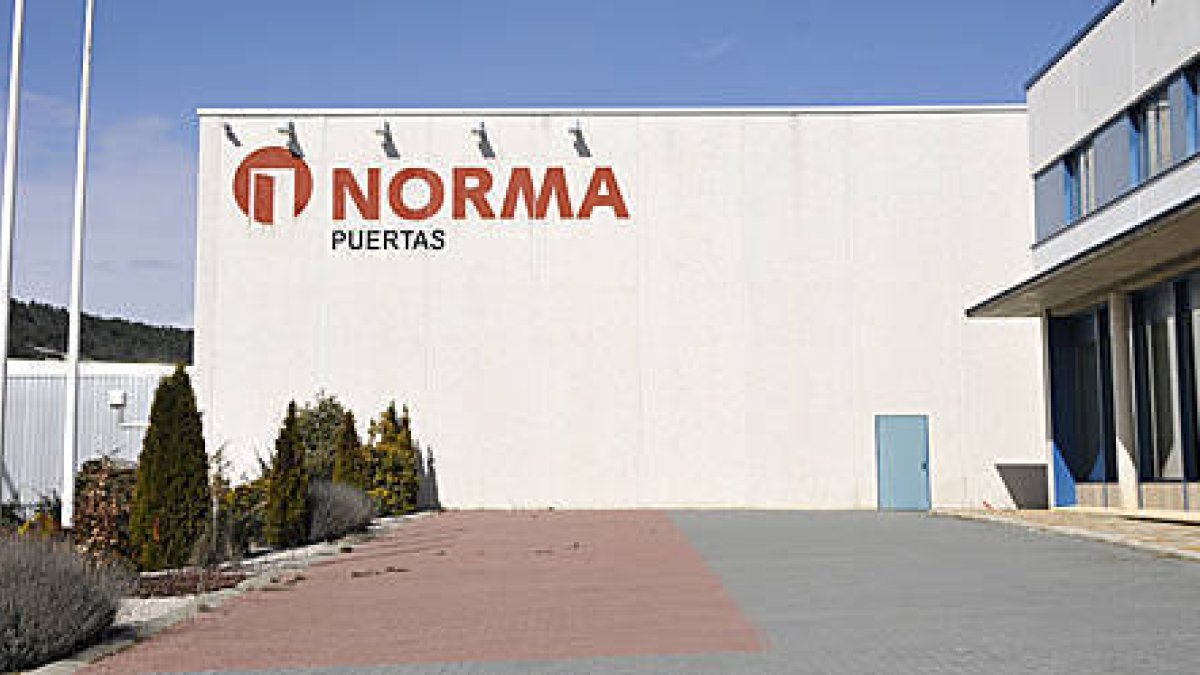 Exterior de la fábrica de Puertas Norma. / VALENTÍN GUISANDE-