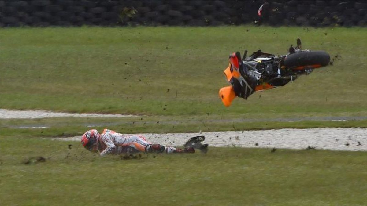 Espectacular caída de Marc Márquez en los entrenamientos del GP de Australia del 2016.-AFP / PAUL CROCK
