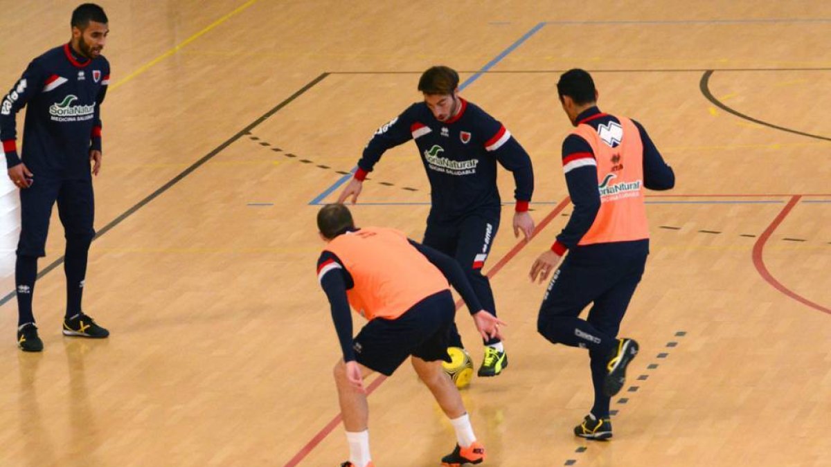 La plantilla del Numancia entrenó ayer en el pabellón de Los Pajaritos.-Álvaro Martínez