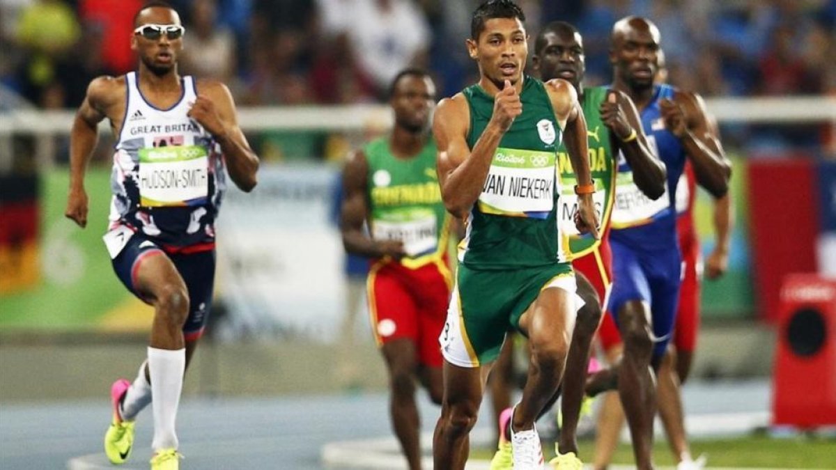 Van Niekerk se impone con una enorme ventaja en la final de 400 metros.-EFE