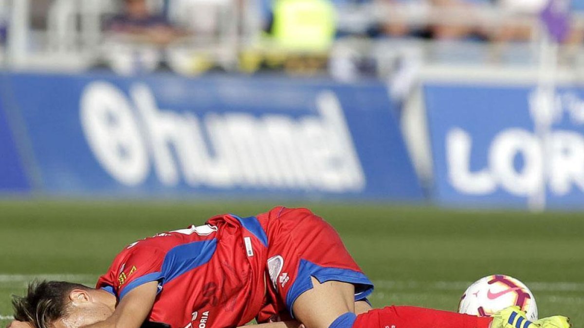 Fran Villalba se duele de un golpe durante el partido del pasado domingo en Tenerife.-ÁREA 11