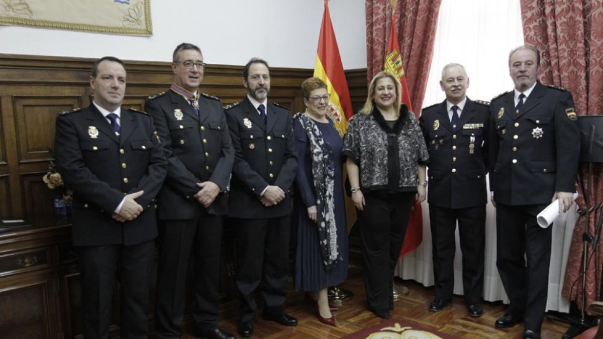 Los condecorados posan junto a Yolanda de Gregorio y Luis Gibert.-LUIS ÁNGEL TEJEDOR