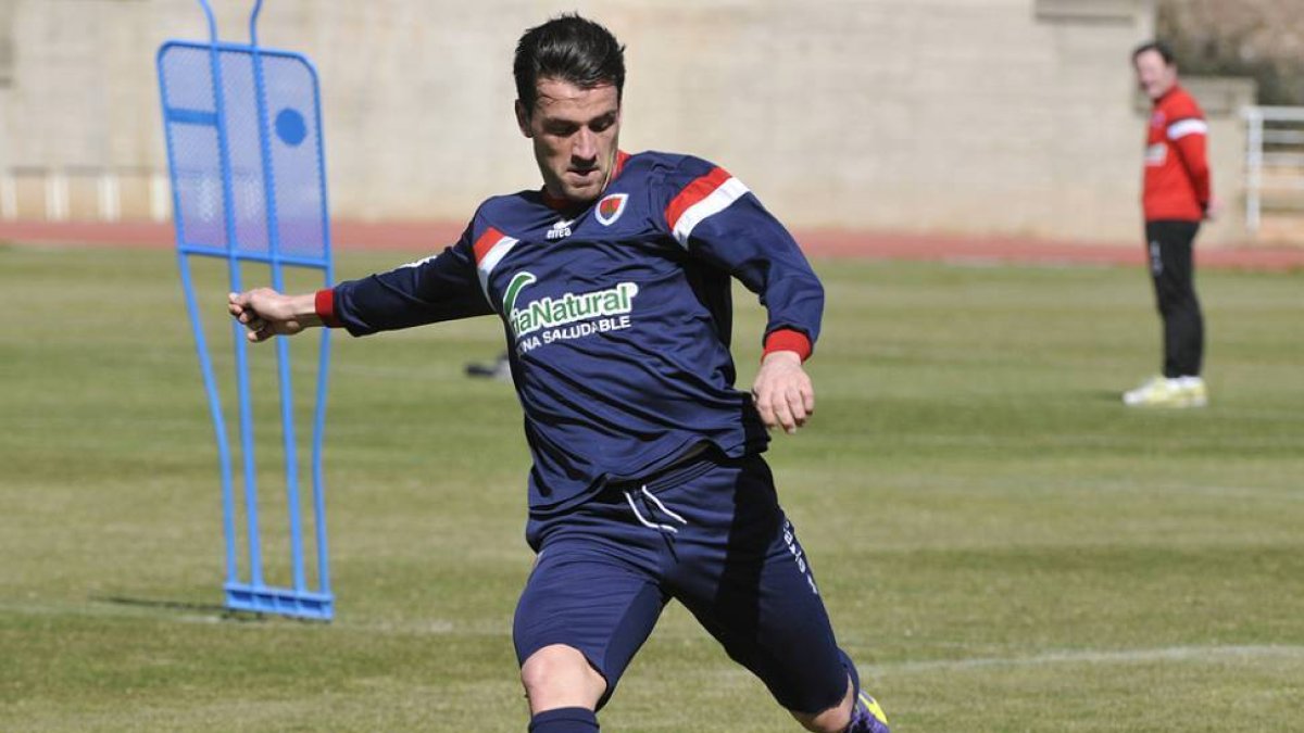 Natalio podría ser hoy la referencia ofensiva ante el Real Valladolid.-VALENTÍN GUISANDE