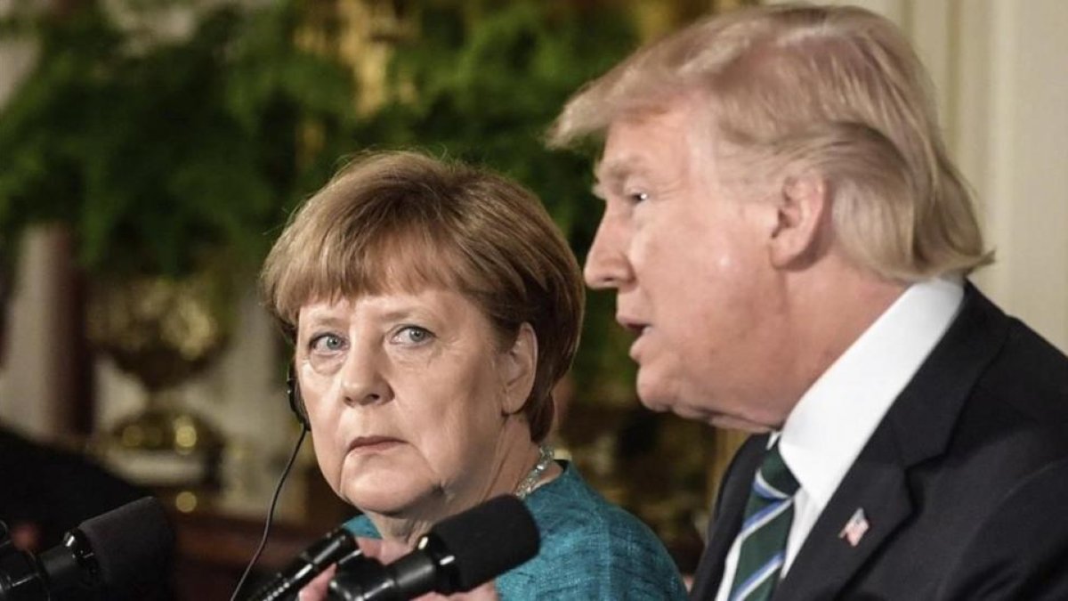 Donald Trump y Angela Merkel en la rueda de prensa posterior a su reunión en la Casa Blanca.-CLEMENS BILAN