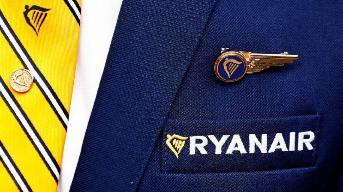 Imagen de la insignia de Ryanair en el uniforme de un tripulante de cabina.-FRANCOIS LENOIR (REUTERS)