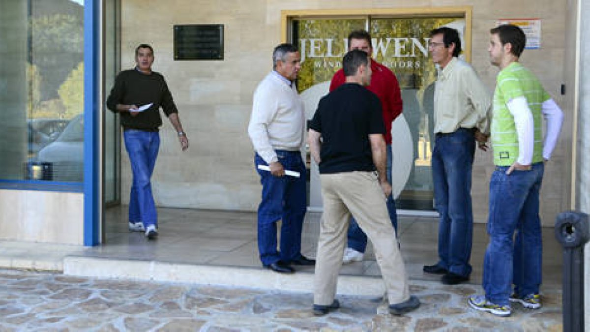 Miembros del comité a la entrada de la fábrica. / ÁLVARO MARTÍNEZ-