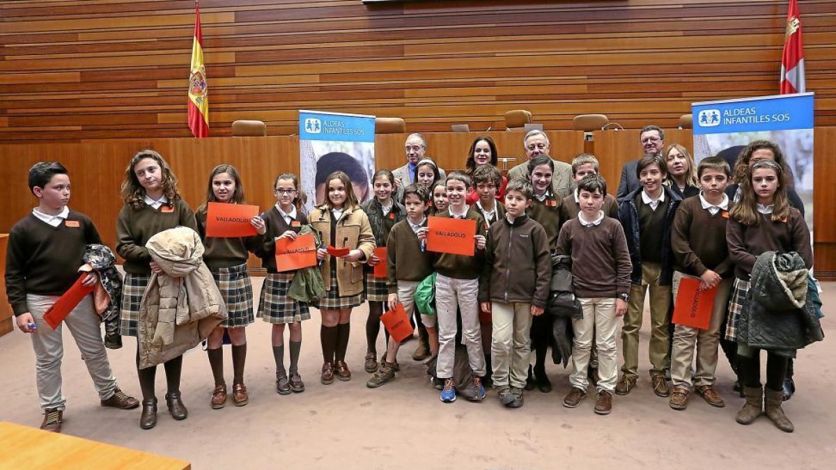 Alumnos de Valladolid participantes en el Pleno  infantil desarrollado en la sede del Parlamento autonómico.-ICAL