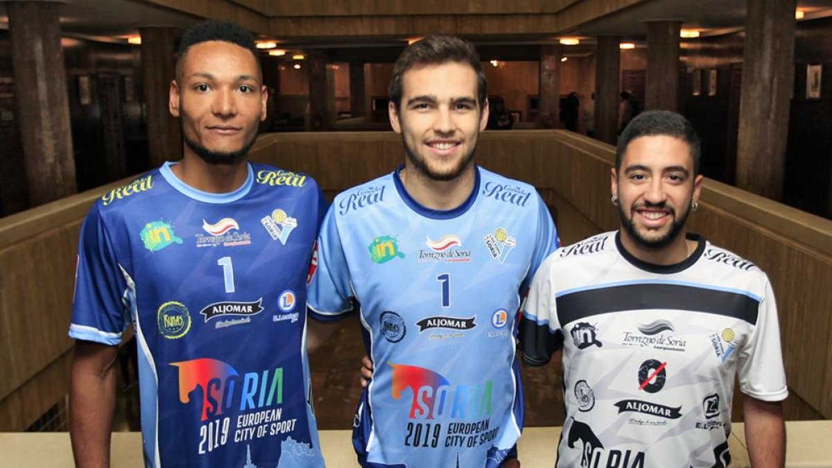 Colito, Villarreal y San Martín posan con las camisetas del Río Duero Soria para la próxima temporada.-Mario Tejedor