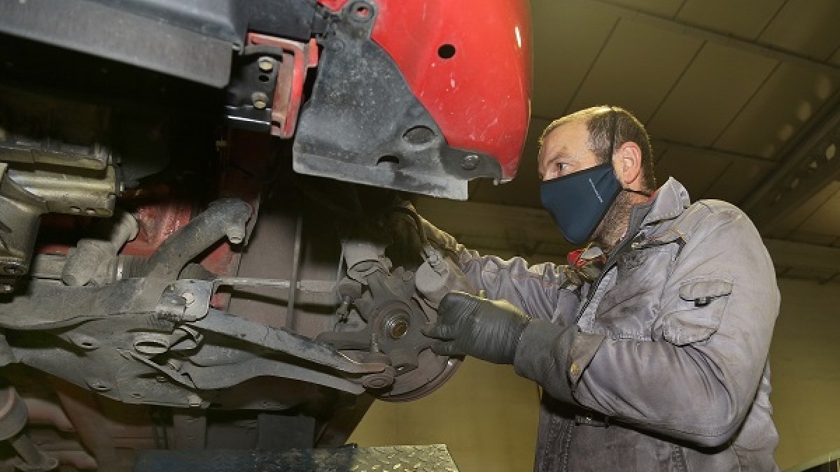Un mecánico realiza una reparación en un vehículo en un taller del automóvil. ICAL