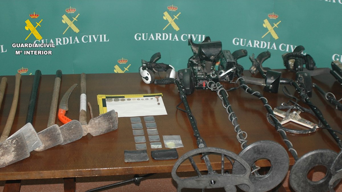 Incautación de detectores y material procedente de los expolios.-HDS