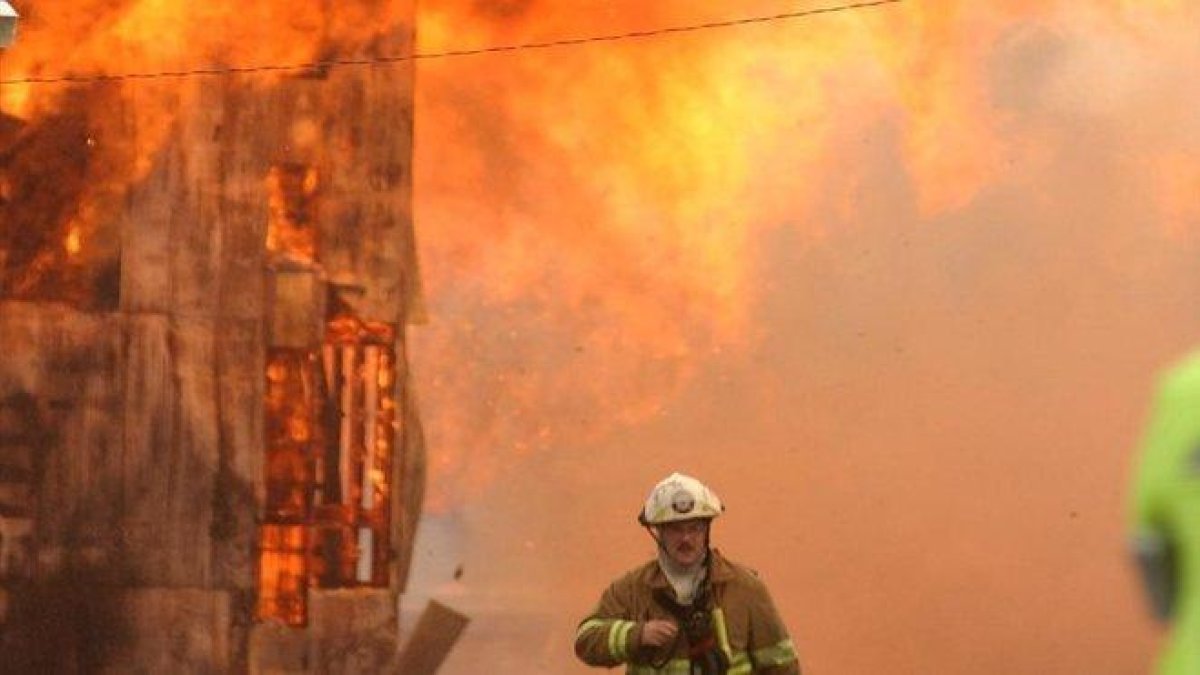 Un bombero, en un incendio en un almacén de Jim Beam en Bardstown (Kentucky, EEUU), el 4 de agosto del 2003.-ARCHIVO / AP