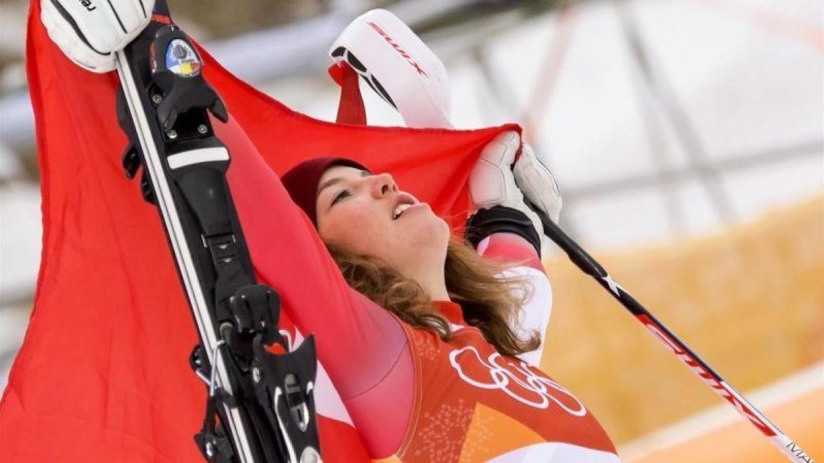 Michelle Gisin celebra su éxito en los Juegos de Pyeongchang.-EFE / JEAN-CHRISTOPHE BOTT