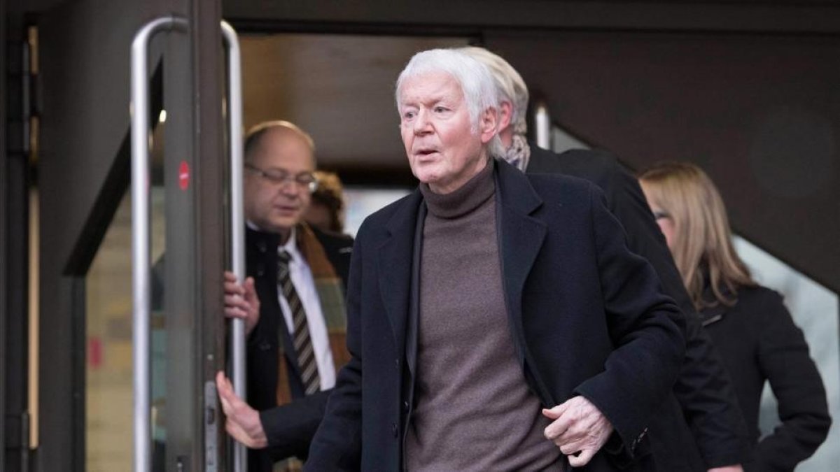Anton Schlecker, fundador de Schlecker, sale del Tribunal de Stuttgart (sudoeste de Alemania) este lunes.-THOMAS KIENZLE