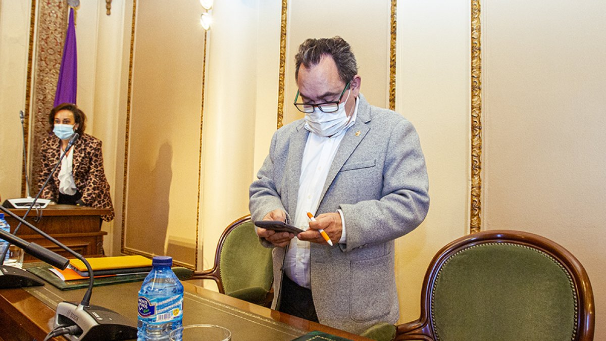 Saturnino de Gregorio, ayer en el pleno ordinario de Diputación. MARIO TEJEDOR