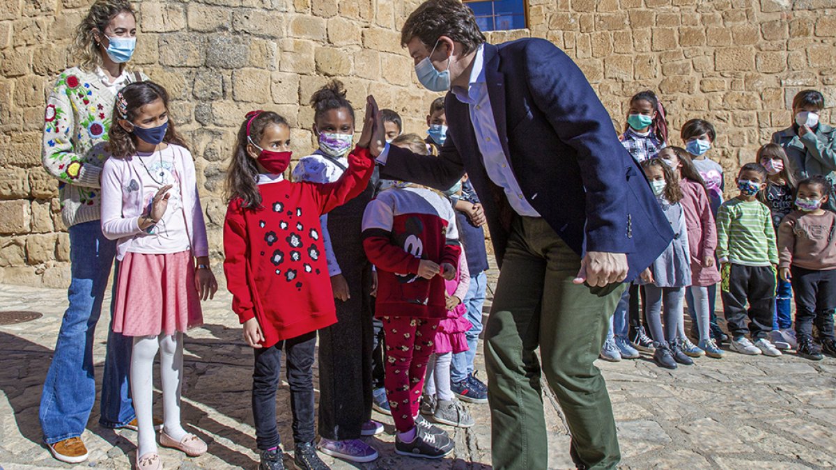 Mañueco saluda a los niños de Monteagudo de las Vicarías.-MARIO TEJEDOR