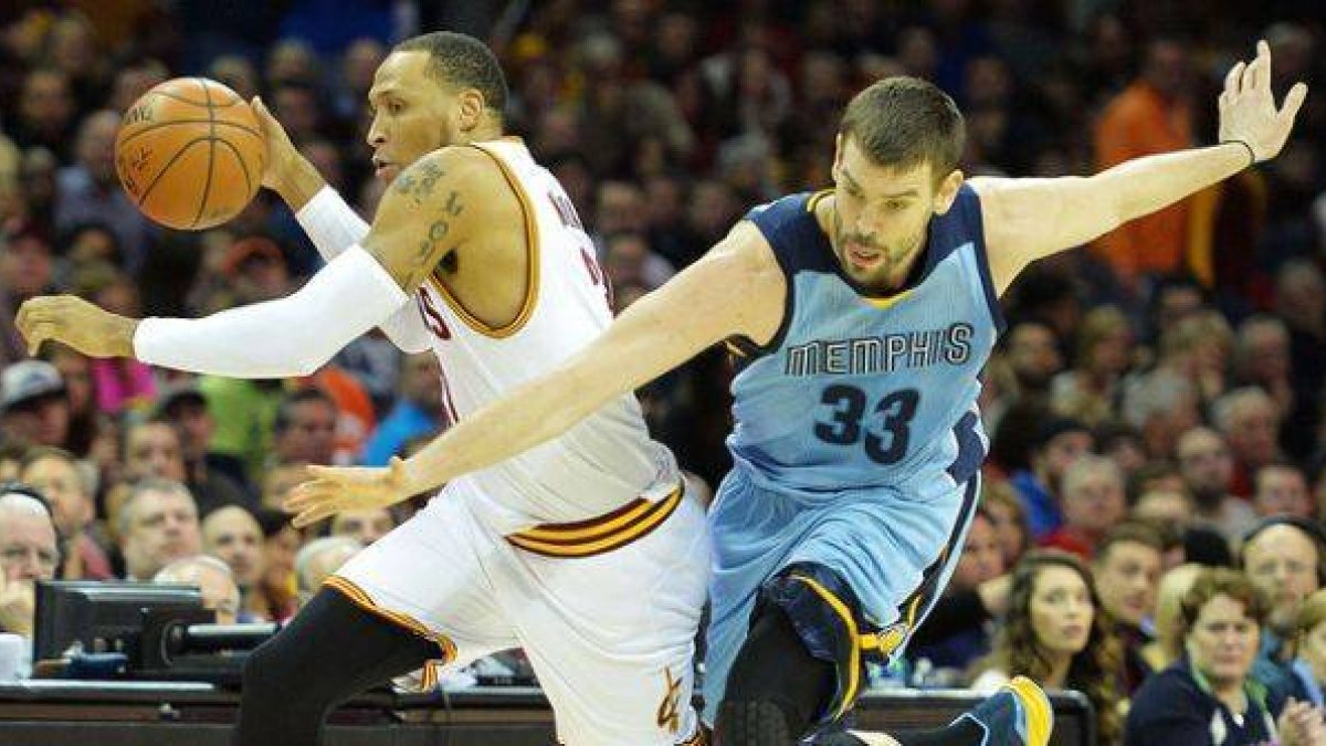 Marc Gasol y Shawn Marion, en un momento del partido entre los Grizzlies y los Cavaliers.-Foto: USA TODAY / DAVID RICHARD