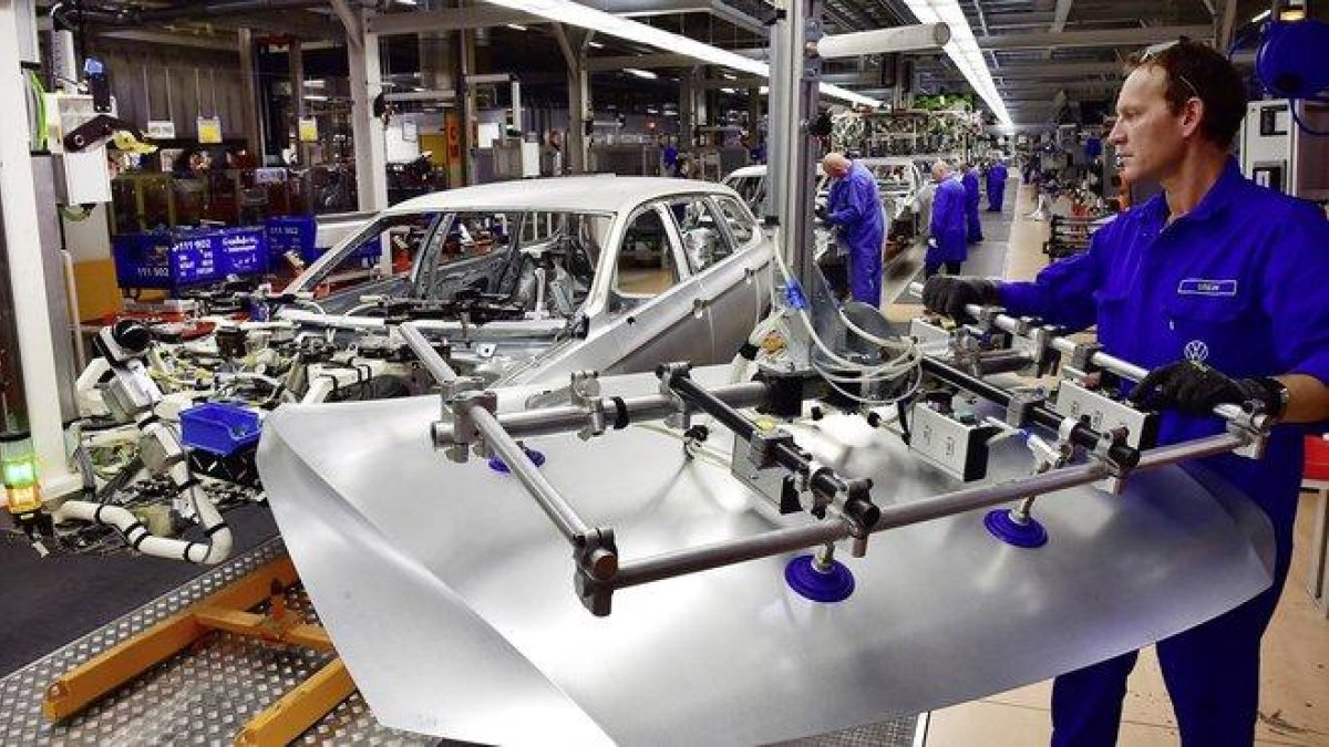 Un trabajador en una planta de Volkswagen en Alemania.-VOLKSWAGEN AG