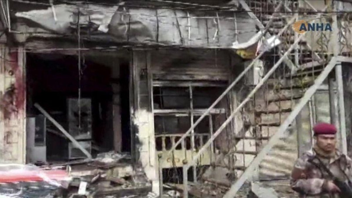 Un militar hace guardia en el lugar donde se ha producido el atentado en la localidad siria de Manbij.-AP
