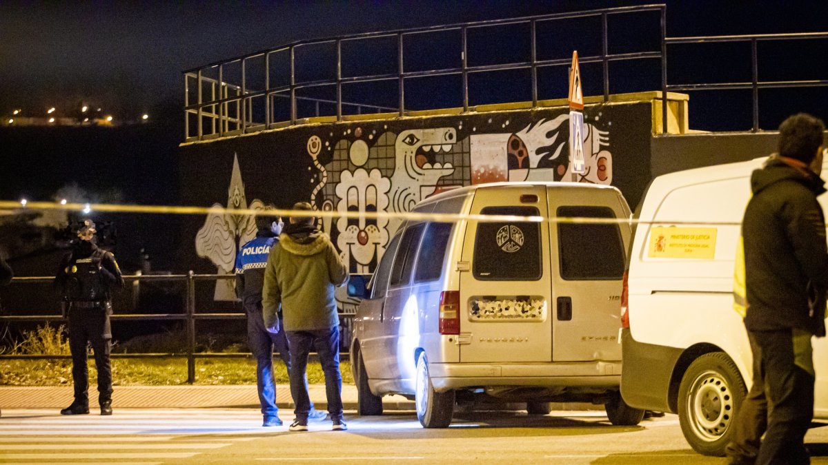 Imagen de la furgoneta donde se encontraron los cuerpos en la noche del viernes. MARIO TEJEDOR