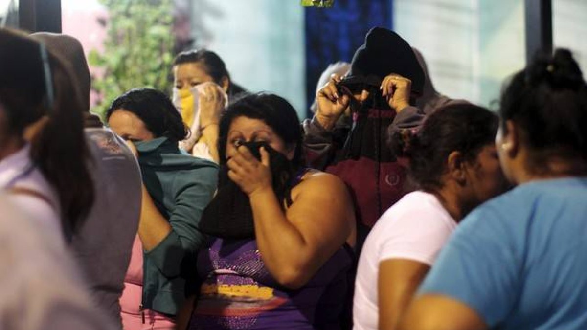 Familiares de los presos esperan información ante la cárcel de Quezaltepeque.-Foto: STRINGER/EL SALVADOR / REUTERS