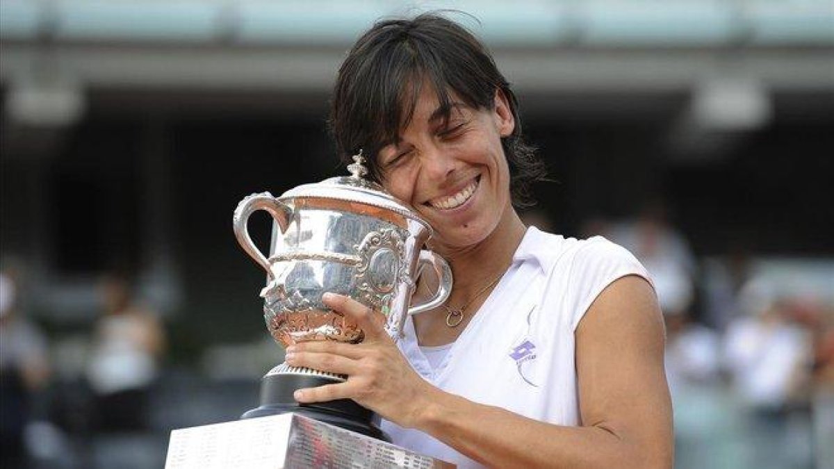 Schiavone, con el trofeo de ganadora de Roland Garros, en el 2010. Schiavone, con el trofeo de ganadora de Roland Garros, en el 2010-AFP