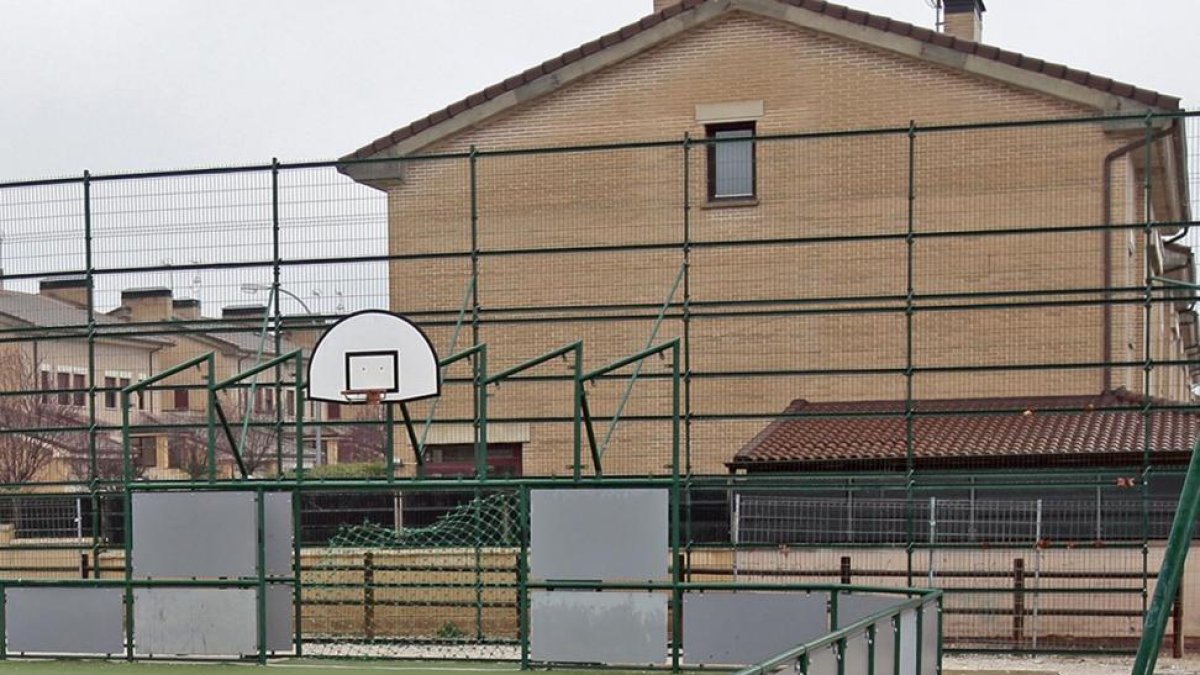 La cancha de baloncesto junto a La Barriada.-Mario Tejedor