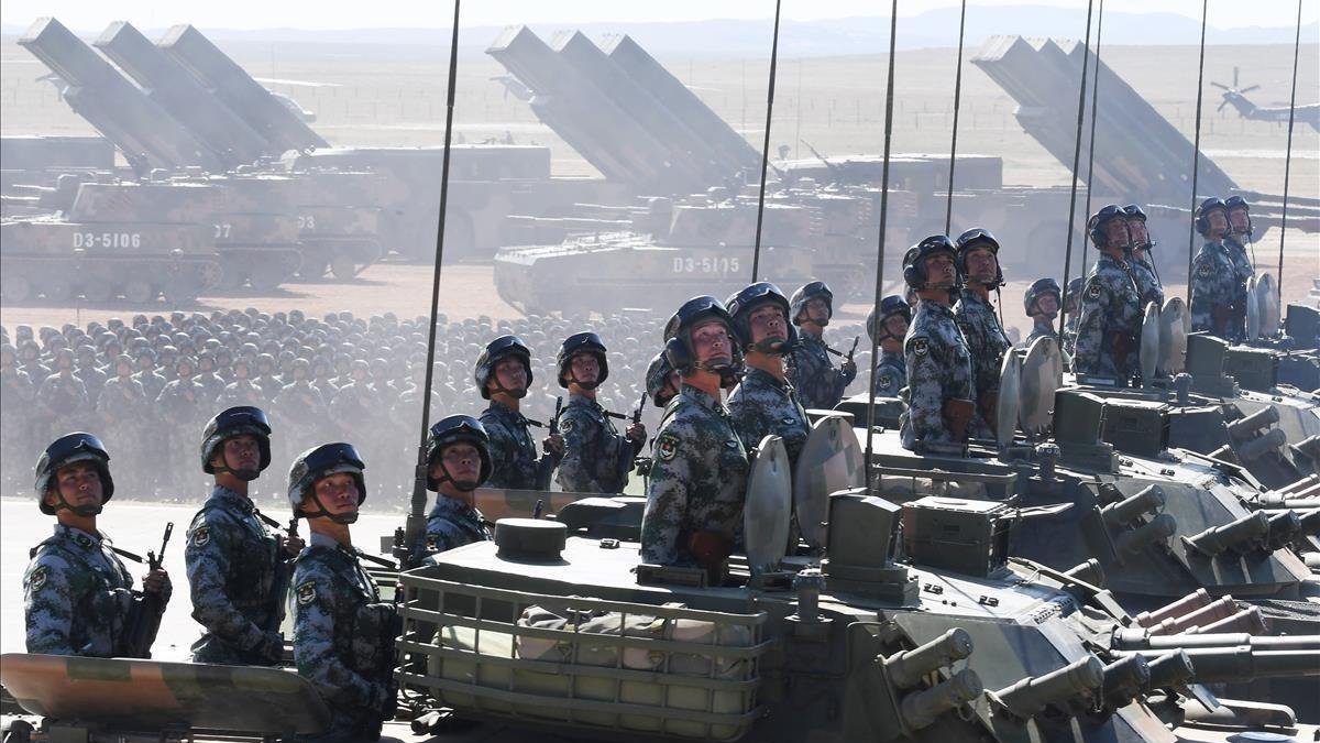 Tanques chinos durante un desfile militar-EFE / EPA / XINHUA WU XIAOLING