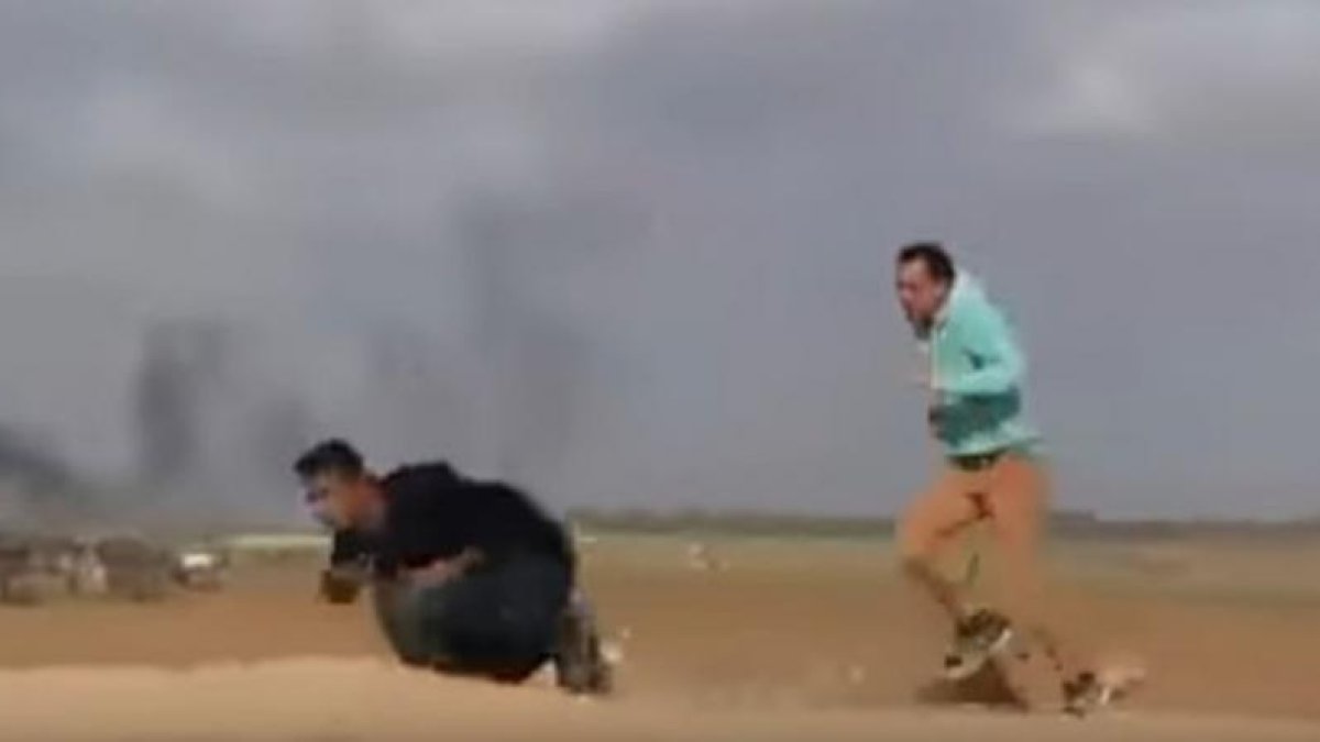 Imagen del vídeo en el momento en que el joven palestino recibe un disparo en la espalda, el sábado en Gaza.-/ PERIODICO
