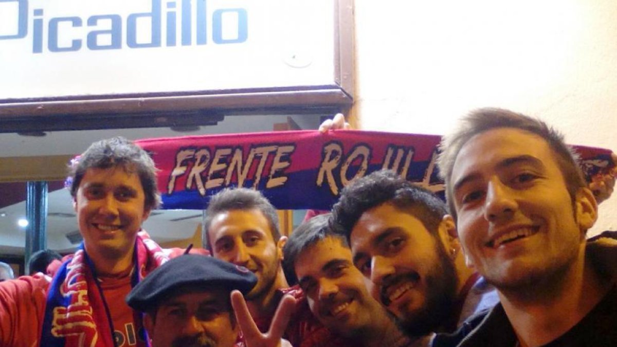 Aficionados rojillos durante los actos de ayer en Plaza del Justicia.-PEÑA NUMANTINA EL PICADILLO