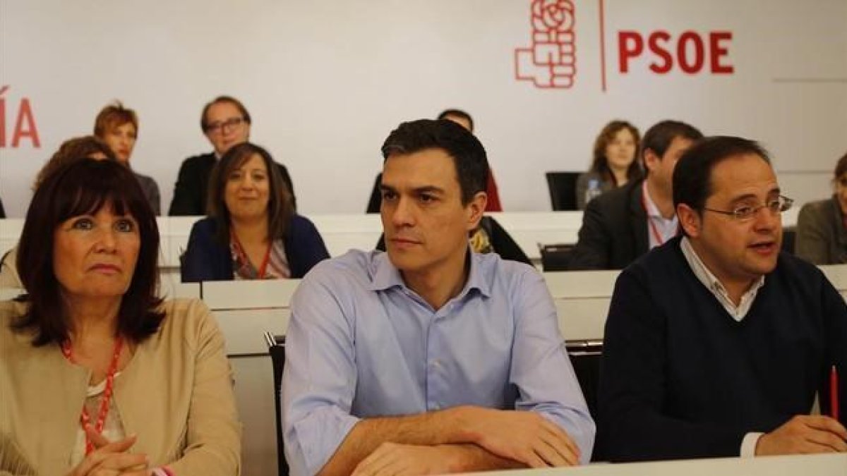 Pedro Sánchez, en el centro, durante el comité federal de los socialistas, este lunes.-AGUSTÍN CATALÁN
