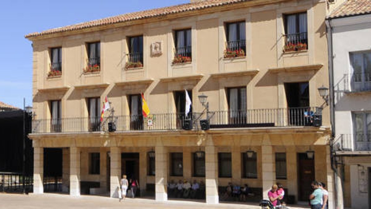 Fachada del Ayuntamiento de Almazán ./ ÚRSULA SIERRA-